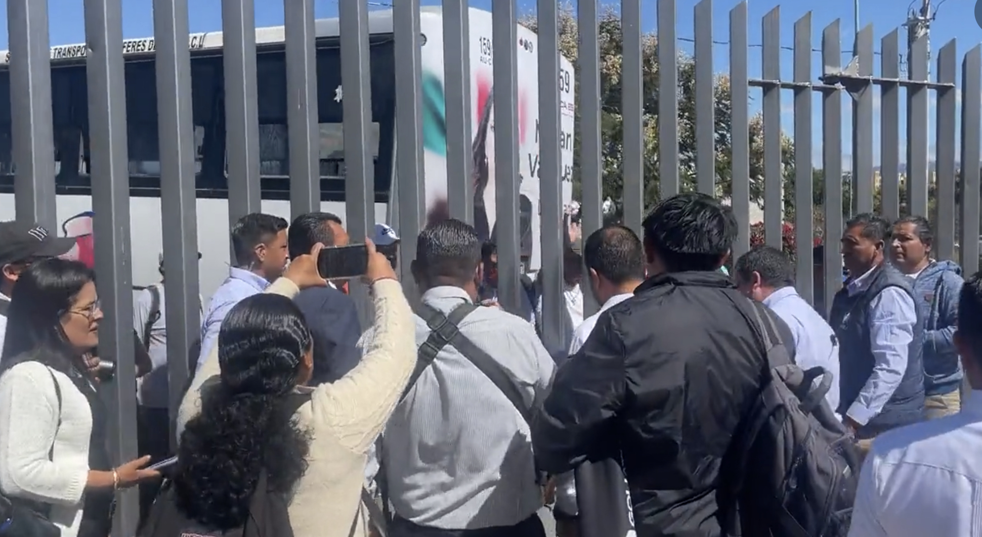 Magisterio de Oaxaca retiene 4 horas a secretarios de Salomón Jara por boicot a Primer Informe