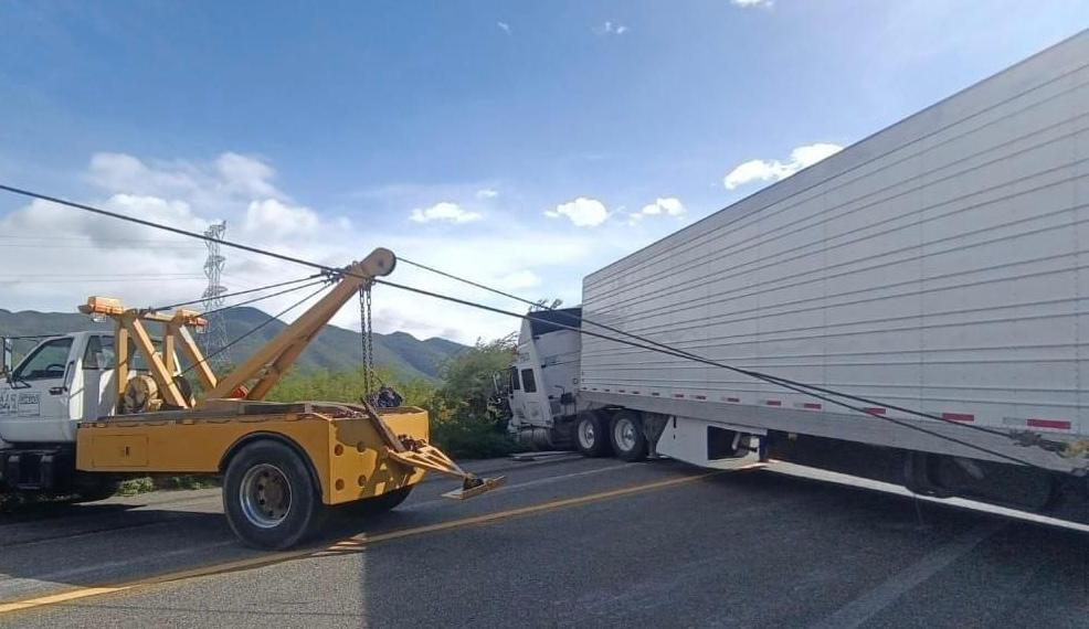 Vuelca trailer en La Ventosa, Oaxaca por vientos de hasta 120 km/hr ; emiten alertamiento