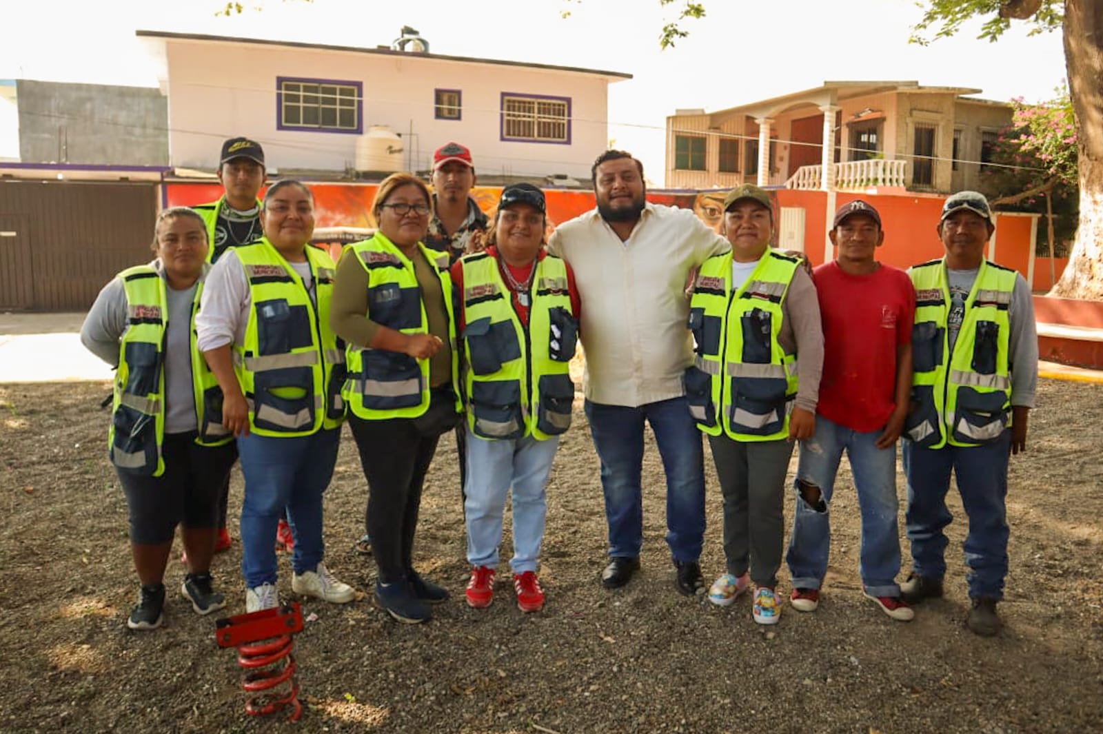 Brigada del ayuntamiento trabaja para mejorar imagen urbana de Juchitán: Miguel Sánchez Altamirano