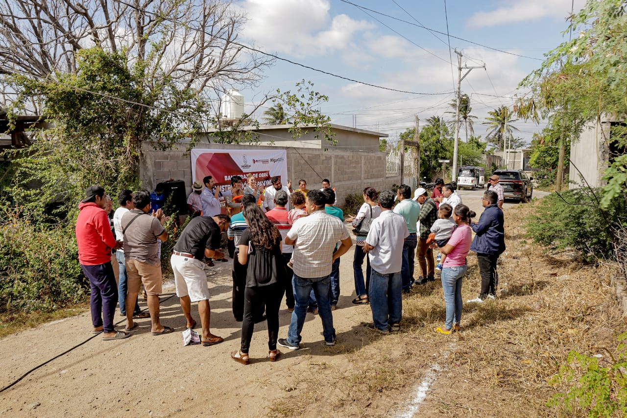 Con pavimentación, mejora Miguel Sánchez Altamirano calle Los Laureles, en colonia Las Flores