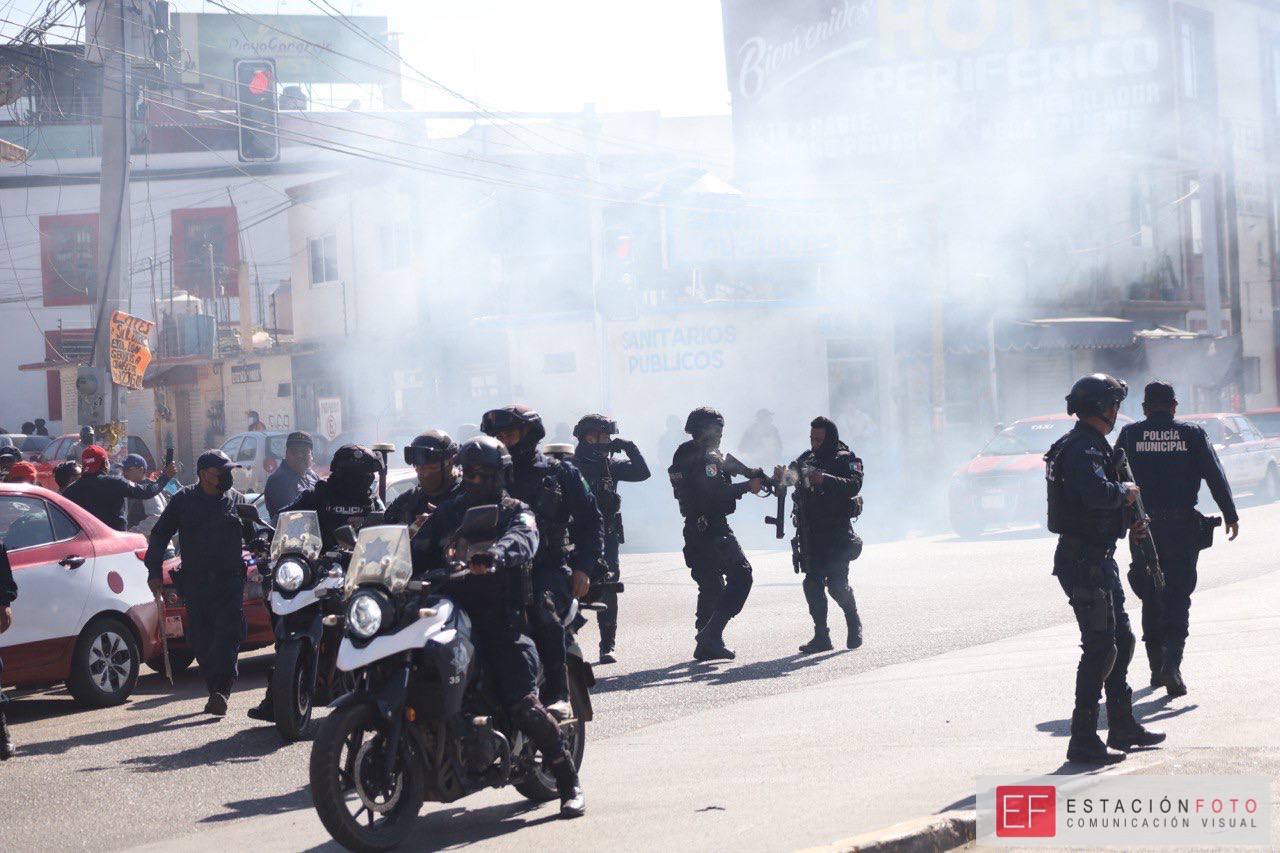 Por fuegos pirotécnicos se enfrentan comerciantes y policías municipales