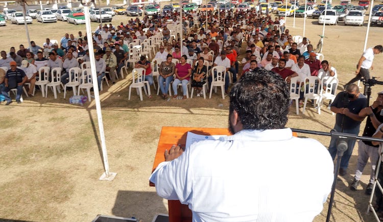 Miguel Sánchez Altamirano brinda certeza jurídica a transportistas de Juchitán con la entrega de actas constitutivas