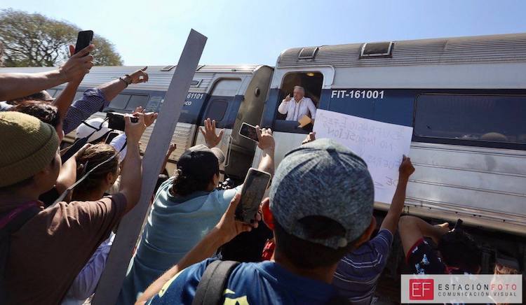 Entre protestas, obras incompletas y resguardado por tres mil marinos se inauguró el Ferrocarril Interoceánico
