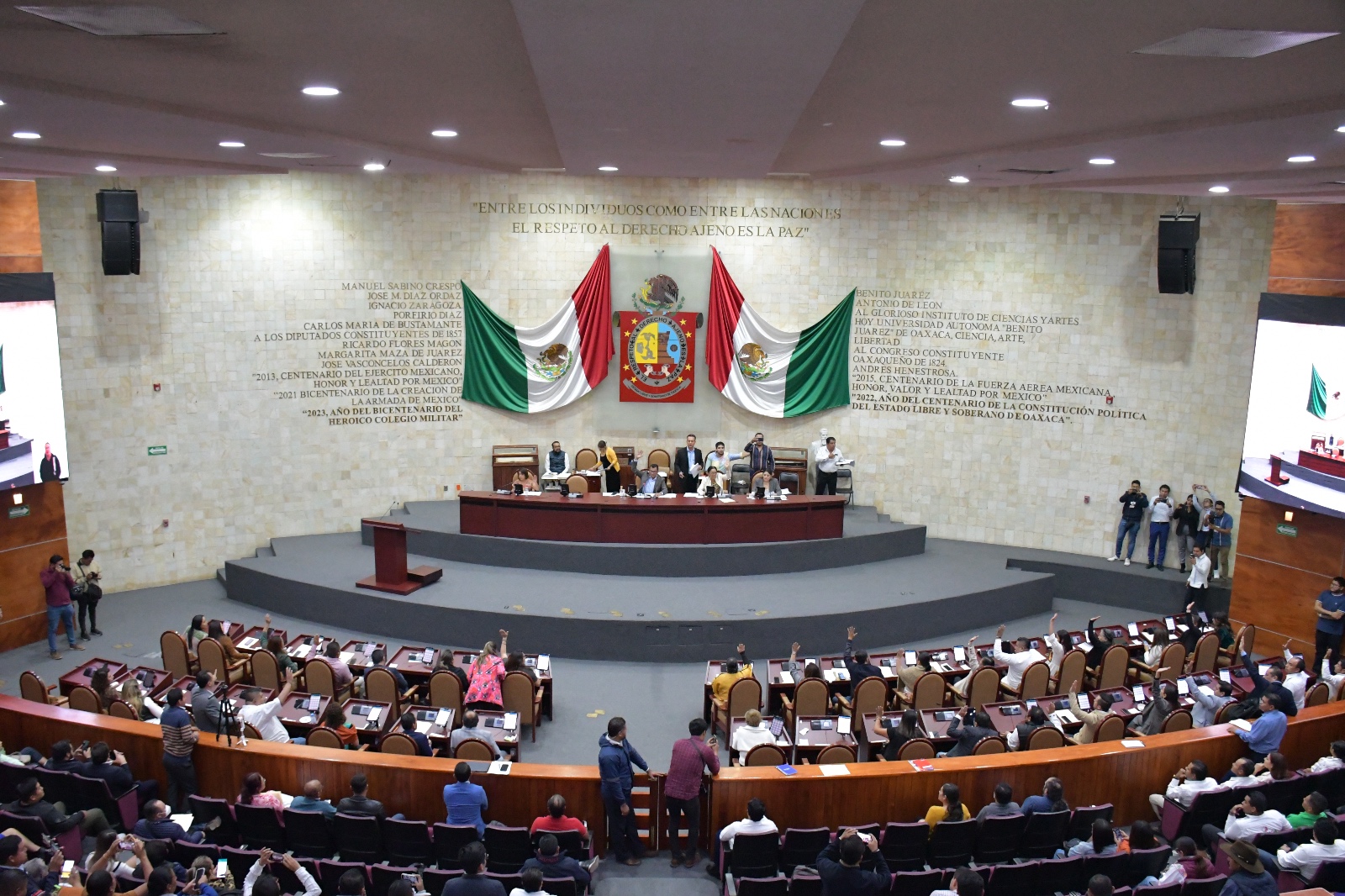 Morena, PT, PUP, PRD y un PRI dividido aprueban gubernatura de 2 años en Oaxaca