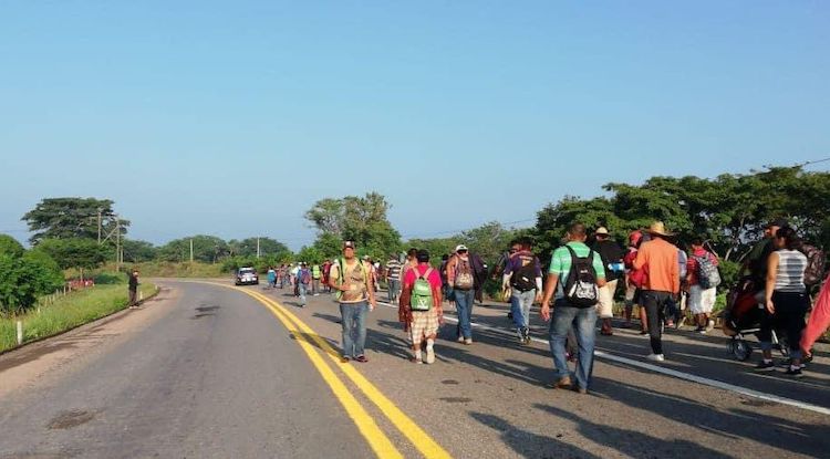 “En ningún lado nos permiten quedarnos, en Zanatepec nos mandaron a un cementerio”, denuncian migrantes de la caravana a su paso por Oaxaca