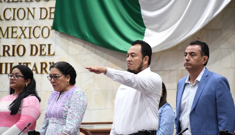 Entre porras, aplausos y música de viento compareció titular del IEEPO