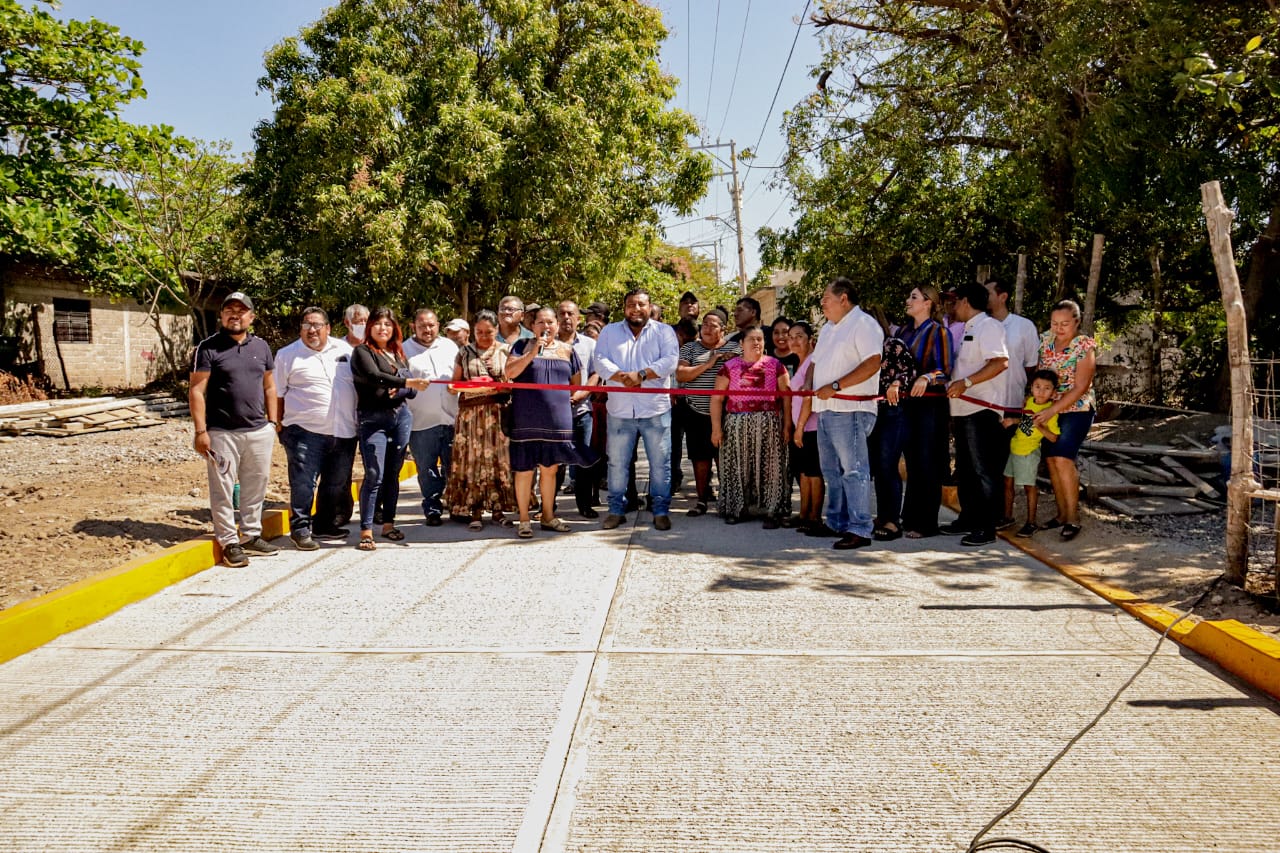 Gobierno de Juchitán entrega pavimentación en colonia San Vicente