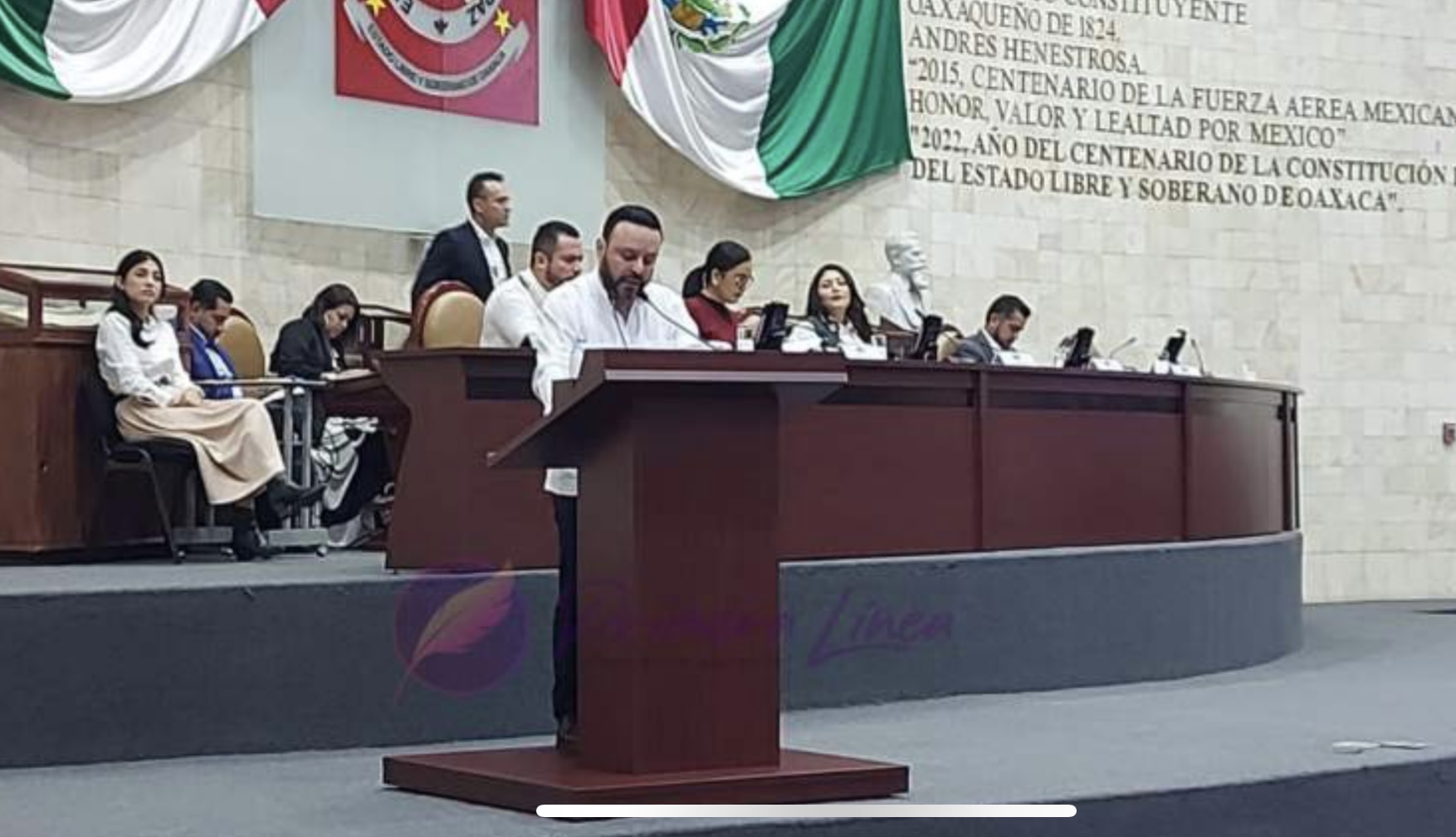 Entre acarreados y “besamanos” de legisladores, Jesús Romero comparece