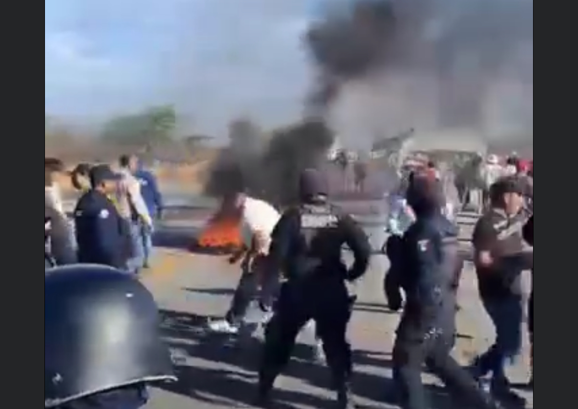 Retira Policía Estatal bloqueo carretero en Reforma de Pineda donde piden destitución del presidente municipal