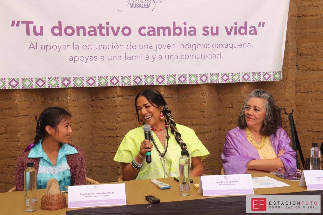 Lila Downs critica despilfarro de dinero en campañas electorales