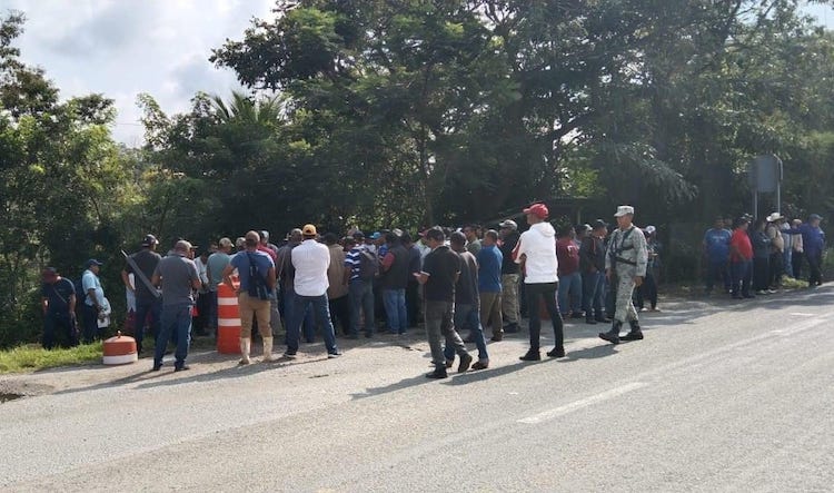 Con bloqueo, San Juan Mazatlán exige reconocer a sus autoridades municipales