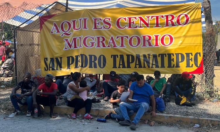 Caravana migrante avanza con mil personas y llega a Tapanatepec, Oaxaca