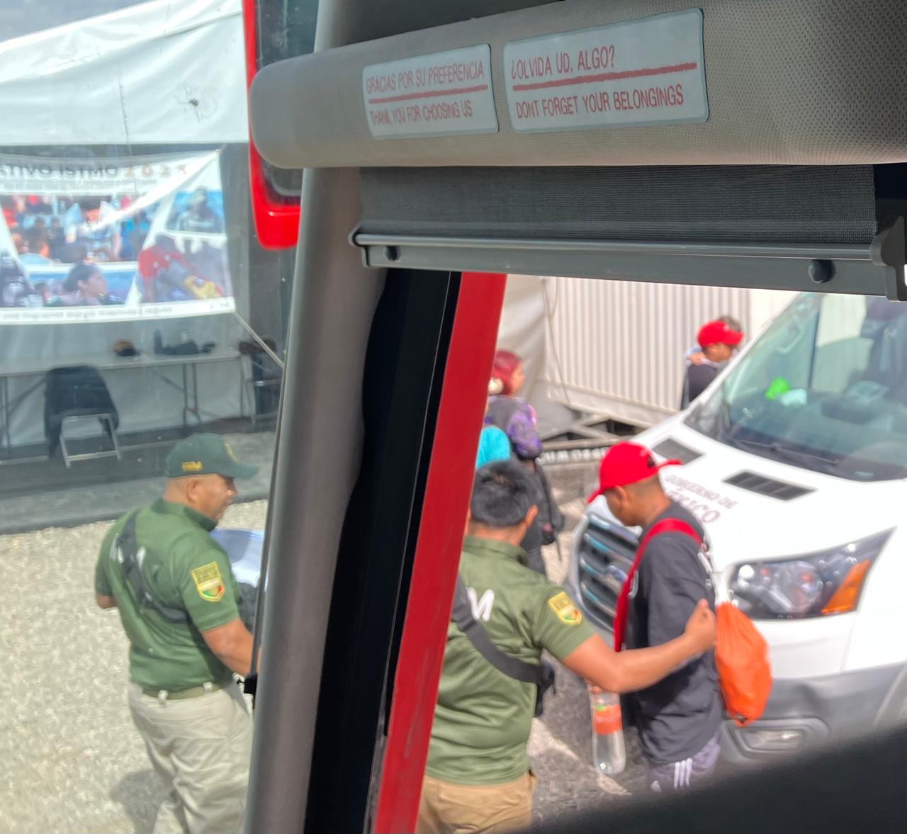 Migrantes denuncian persecución de agentes del INM al viajar en autobuses: “Nos bajan de los camiones aún con cita CBP”