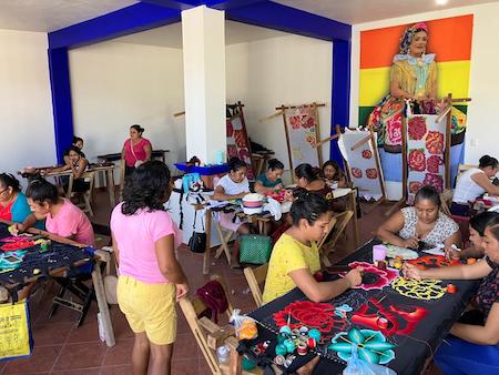 Creaciones Biulu´, el taller colectivo que revitaliza el traje típico de la mujer istmeña