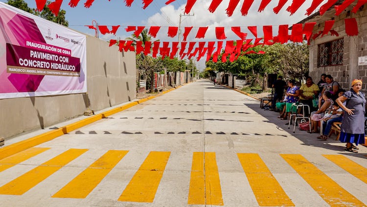 Entrega ayuntamiento juchiteco pavimentación de calle Francisco I. Madero en colonia Los Pinos