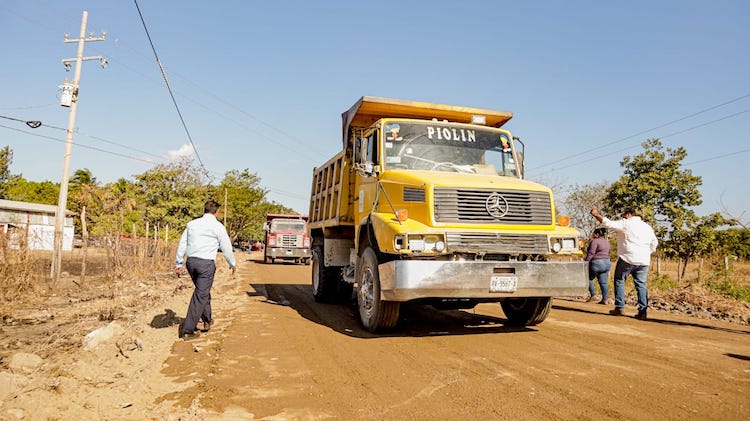 Supervisa ayuntamiento juchiteco rehabilitación de carretera Chicapa de Castro-Unión Hidalgo
