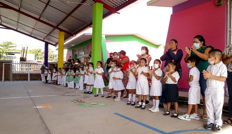Miguel Sánchez Altamirano entrega domo en jardín de niños Andrés Henestrosa, en la Séptima Sección