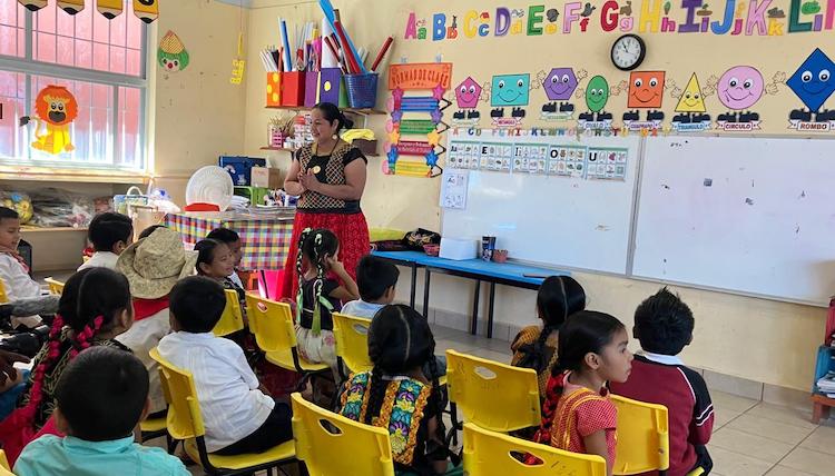 “Kelly Tehuanita”, la zapoteca que revive su lengua en las aulas para que no muera