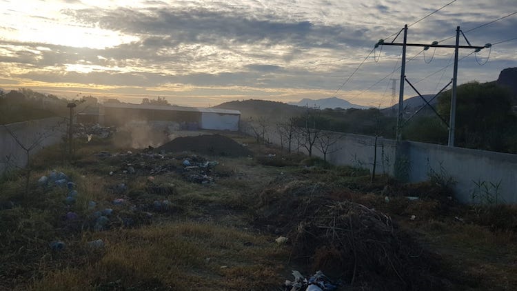 Ayuntamiento de Tlalixtac viola Constitución; quema basura a cielo abierto