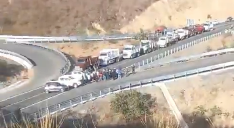 En vísperas de visita presidencial ejecutan a 4 y bloquean autopista que inaugurará AMLO