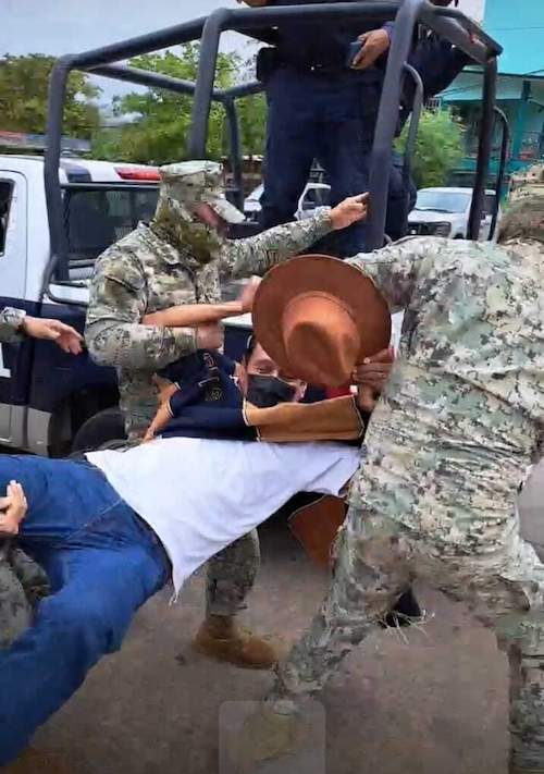 Marinos desalojan a ferrocarrileros que protestaban en vías del tren en Matías Romero, Oaxaca; hay dos detenidos