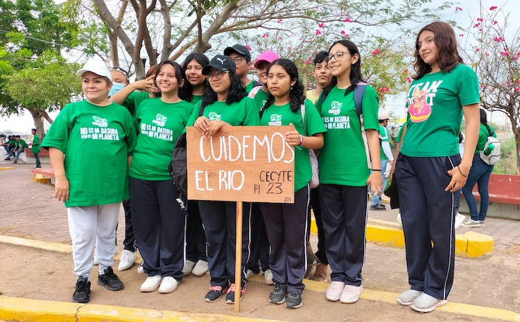 Estudiantes limpian el Río Los Perros, uno de los más contaminados de Oaxaca