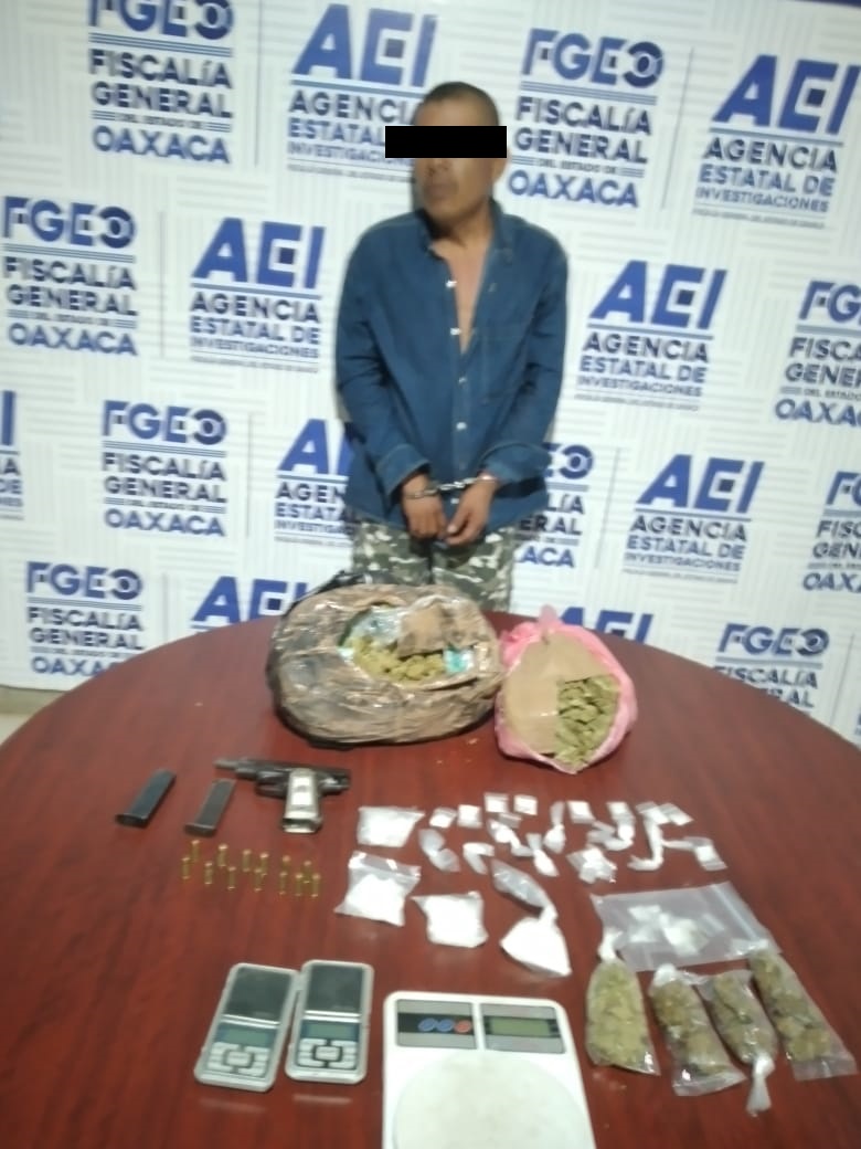 Fiscalía de Oaxaca realiza cateos en la Cuenca; detienen a dos personas, aseguran armas de fuego, drogas y una motocicleta