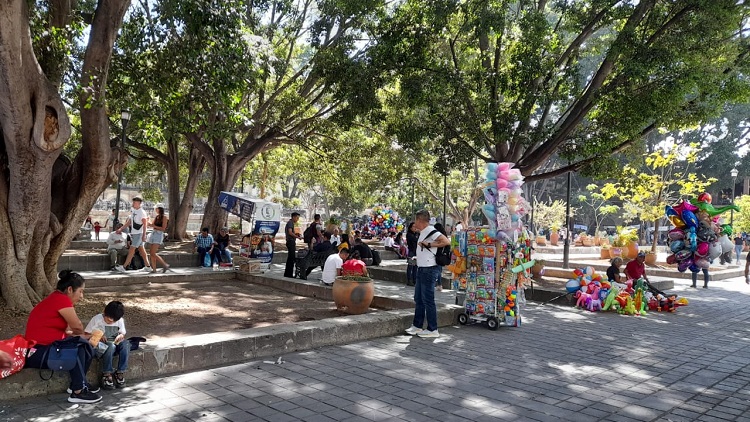 En comparación con otros años, bajó turismo en la capital: comerciantes