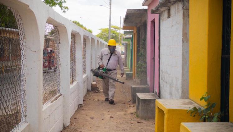 Ayuntamiento y Jurisdicción Sanitaria fumigan panteón Miércoles Santo