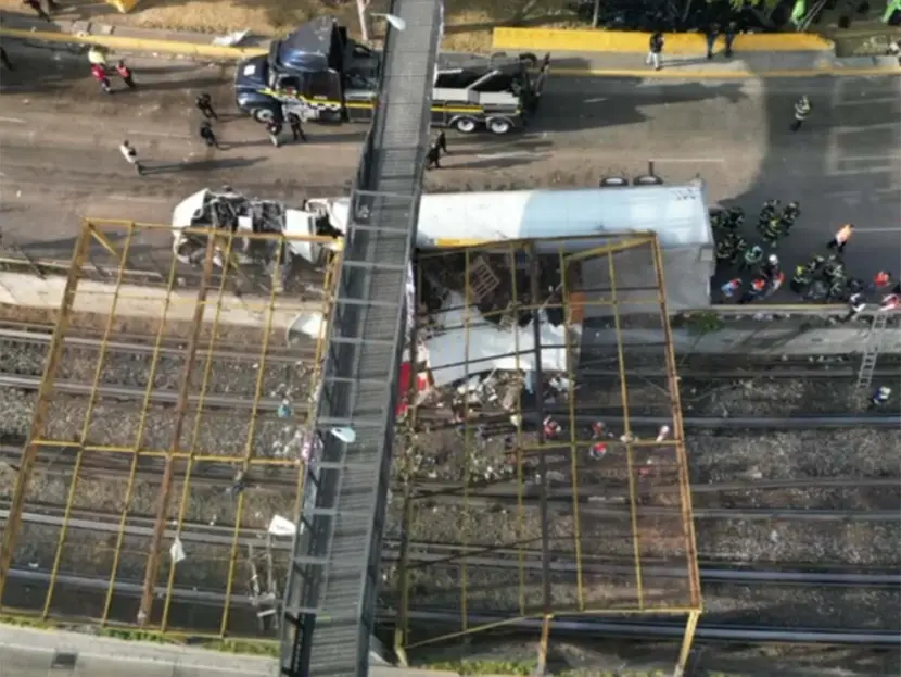 Muere chofer de tráiler que volcó en Circuito; descartan afectaciones ‘graves’ al Metro