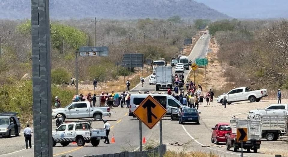 Con bloqueo, pobladores claman ayuda para combatir incendio forestal en Lachiguiri, Oaxaca