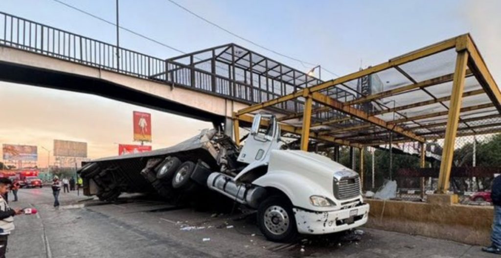 Tráiler vuelca sobre malla del Metro en Circuito Interior y deja sin servicio a la mitad de la Línea 5
