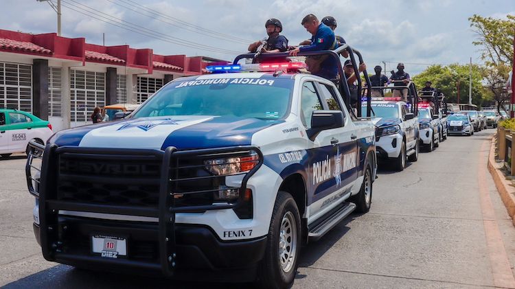 Entrega ayuntamiento equipo táctico y patrullas a Policía Municipal de Juchitán