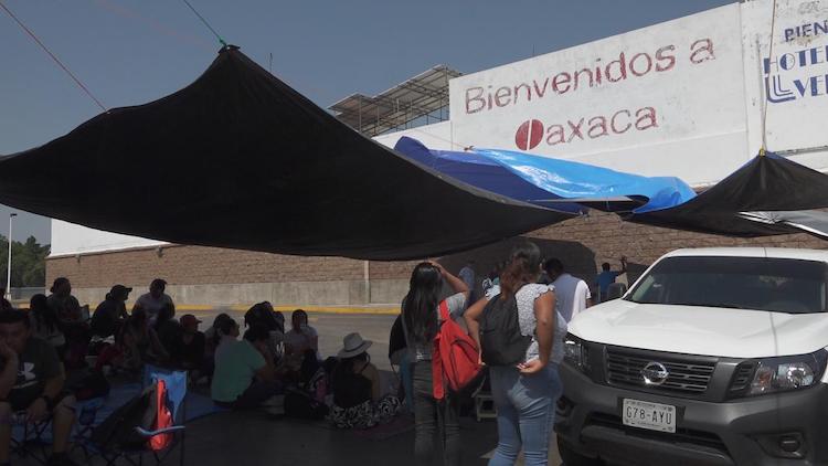 En Oaxaca, magisterio toma oficinas de gobierno y terminal de autobuses