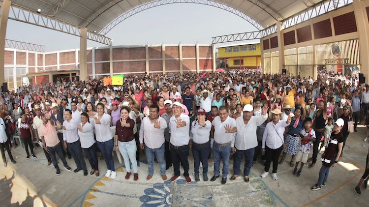 Pueblo de Ixcatlán recibe y abraza calurosamente a Nino Morales