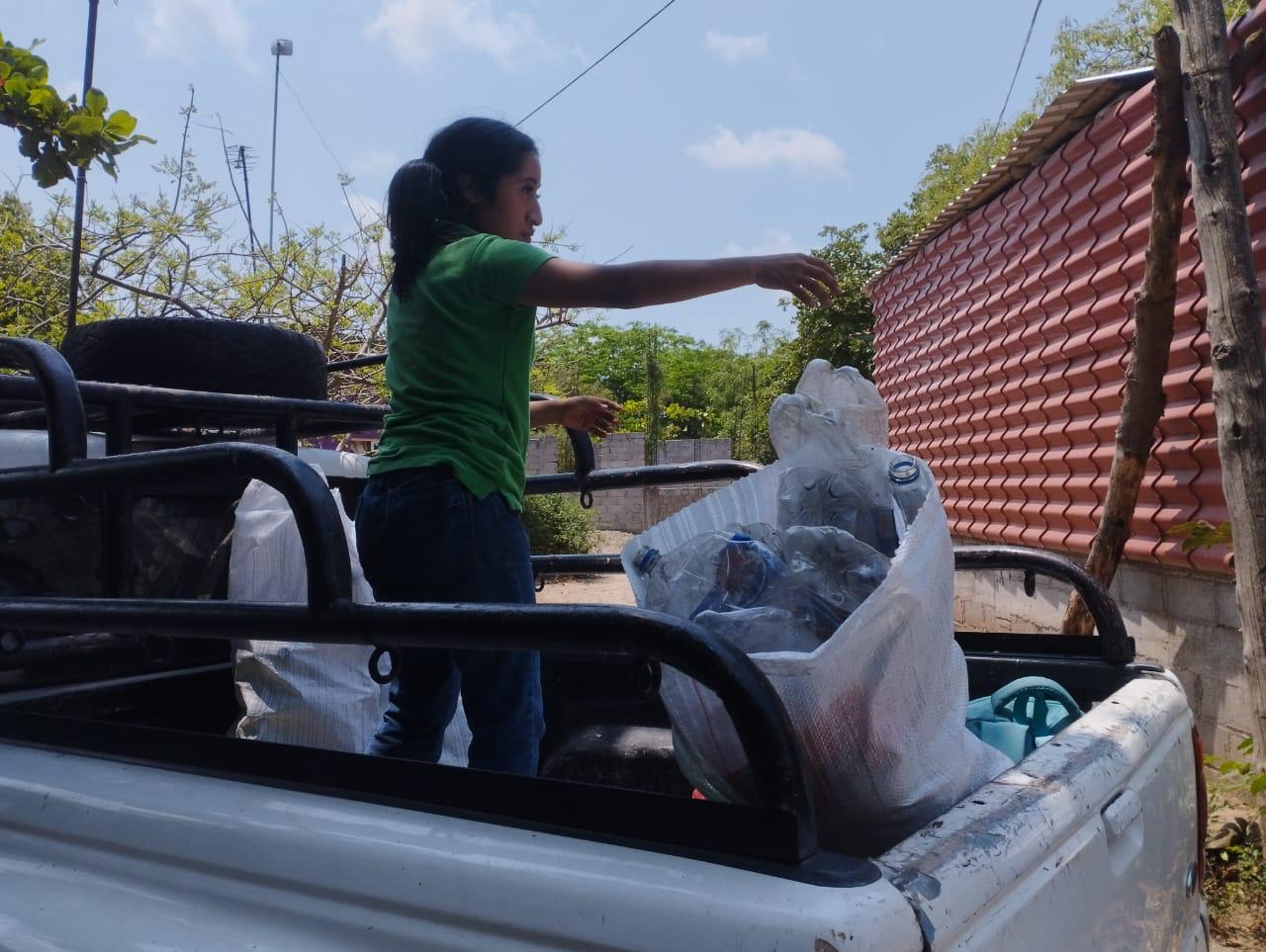 Impulsan Bladu’ Nabani, proyecto piloto ecológico que busca sustituir el unicel en velas de Juchitán, Oaxaca