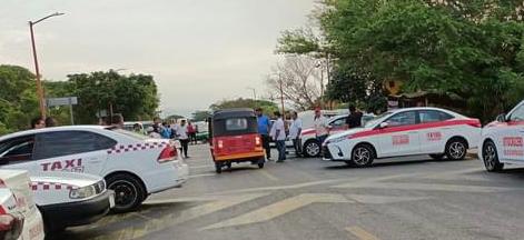 Por pésimo estado de carreteras federales taxistas bloquearon accesos a Juchitán