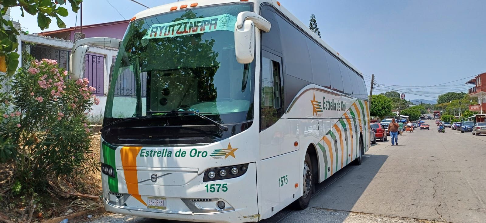 Atacan autobús donde viajaban estudiantes de Ayotzinapa; conductor, baleado