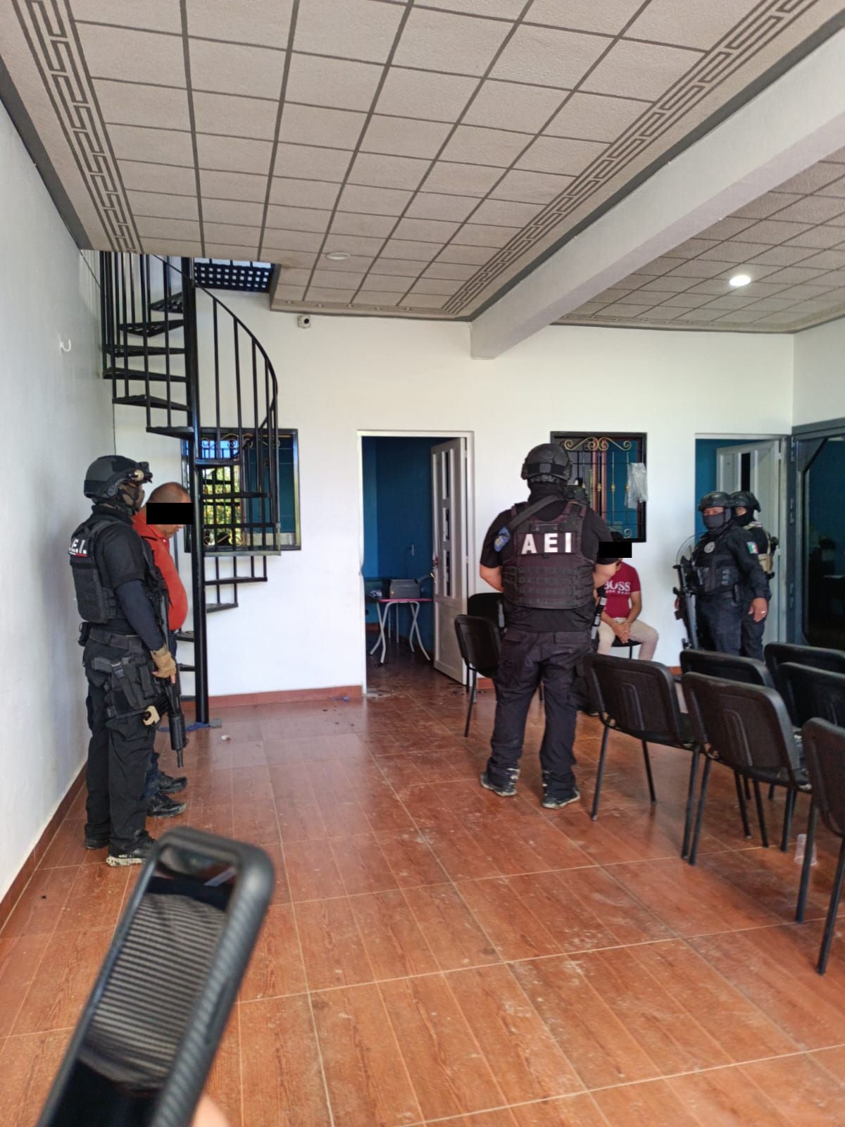 Fiscalía de Oaxaca detiene a 8 personas tras cateo realizado en Zaachila; aseguran drogas, cartuchos útiles, armas de fuego, chalecos tácticos y dinero en efectivo