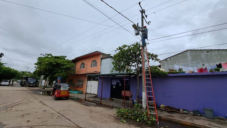 Gobierno de Juchitán mantiene programa de atención permanente al alumbrado público