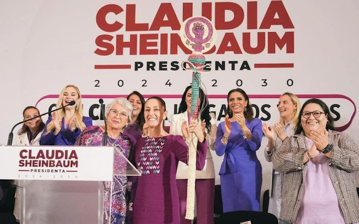 Sheinbaum recibió bastón de mando de las mujeres, elaborado por oaxaqueñas