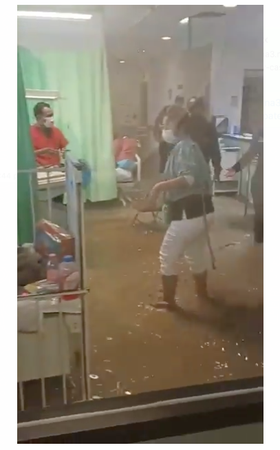 Desalojan a personal y pacientes del hospital de la Niñez por inundaciones
