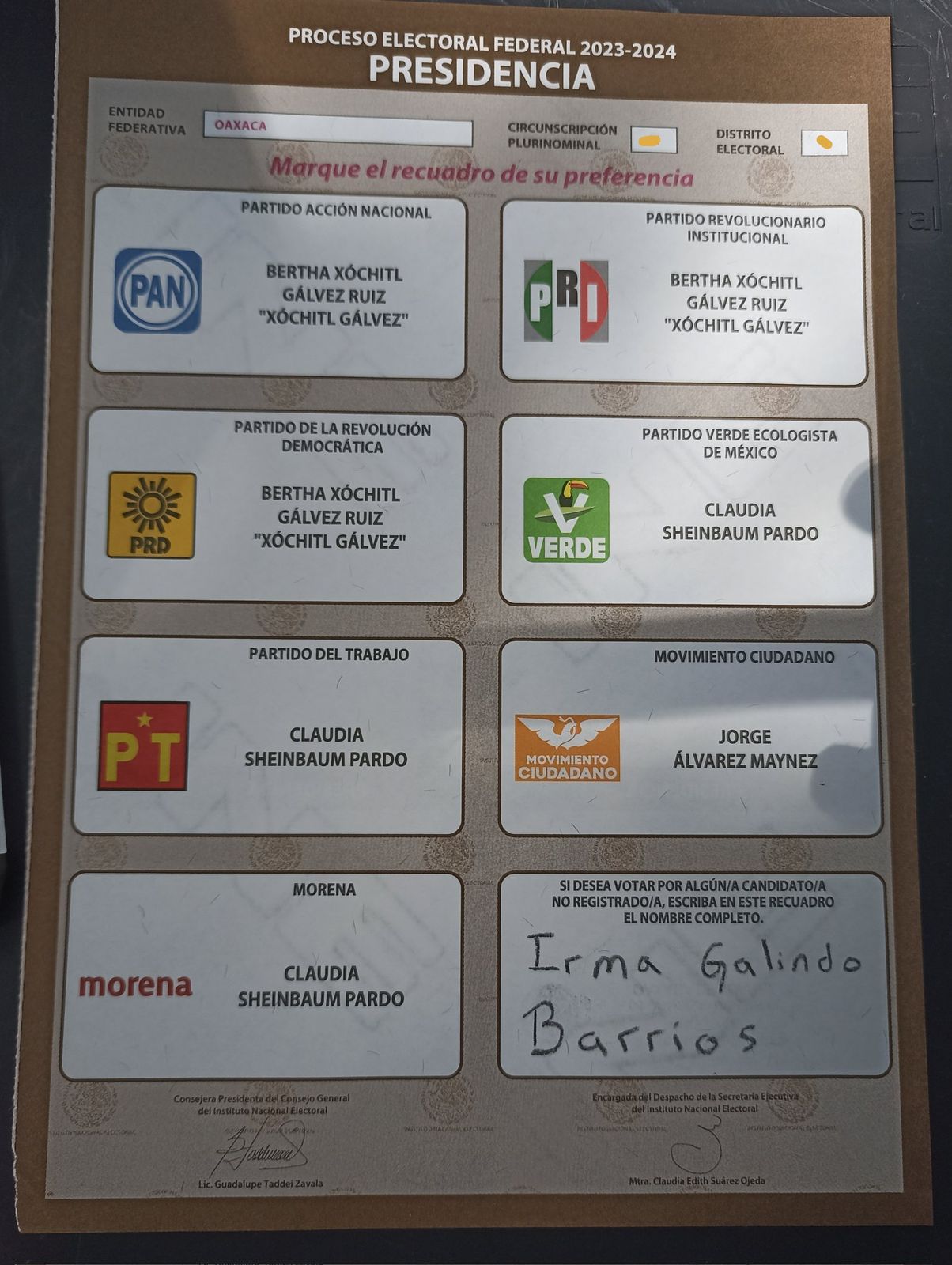 Escriben nombres de personas desaparecidas en boletas electorales y también exigen los 65 millones de pesos en Oaxaca