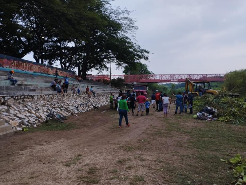 Emprenden jornada de limpieza por río contaminado en Juchitán, Oaxaca