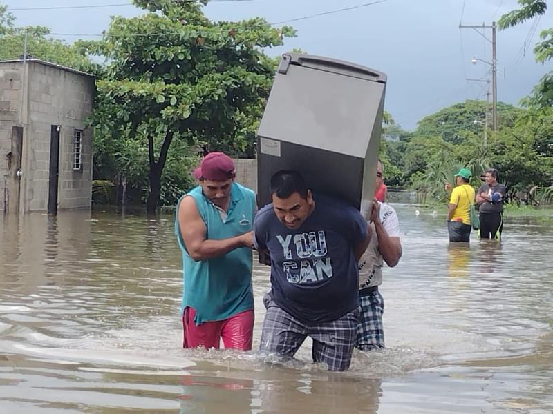 Piden declararoria de emergencia por inundaciones en Ixhuatán, Oaxaca; autoridades activan refugios
