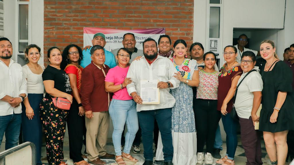 Miguel Quetu recibe constancia de presidente electo de Juchitán 