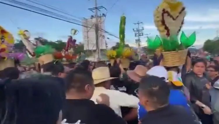 Guelaguetza Magisterial pausa el desfile de delegaciones de la Guelaguetza oficial