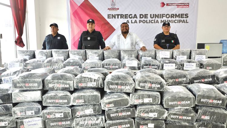 Miguel Sánchez Altamirano entrega uniformes a Policía Municipal