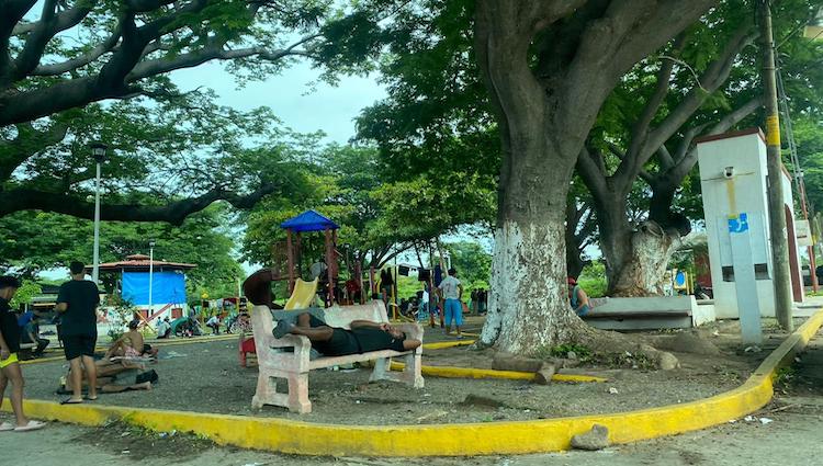 Migrantes usan parques como refugios en Juchitán; ya no hay refugios
