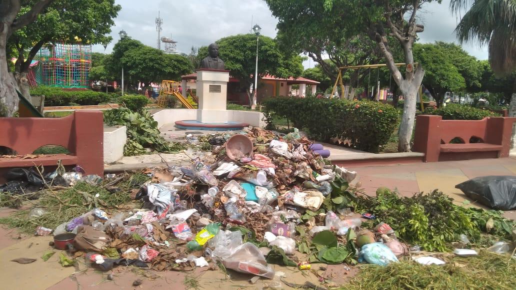 Tiran basura frente a palacio de Unión Hidalgo; acusan desatención de autoridades
